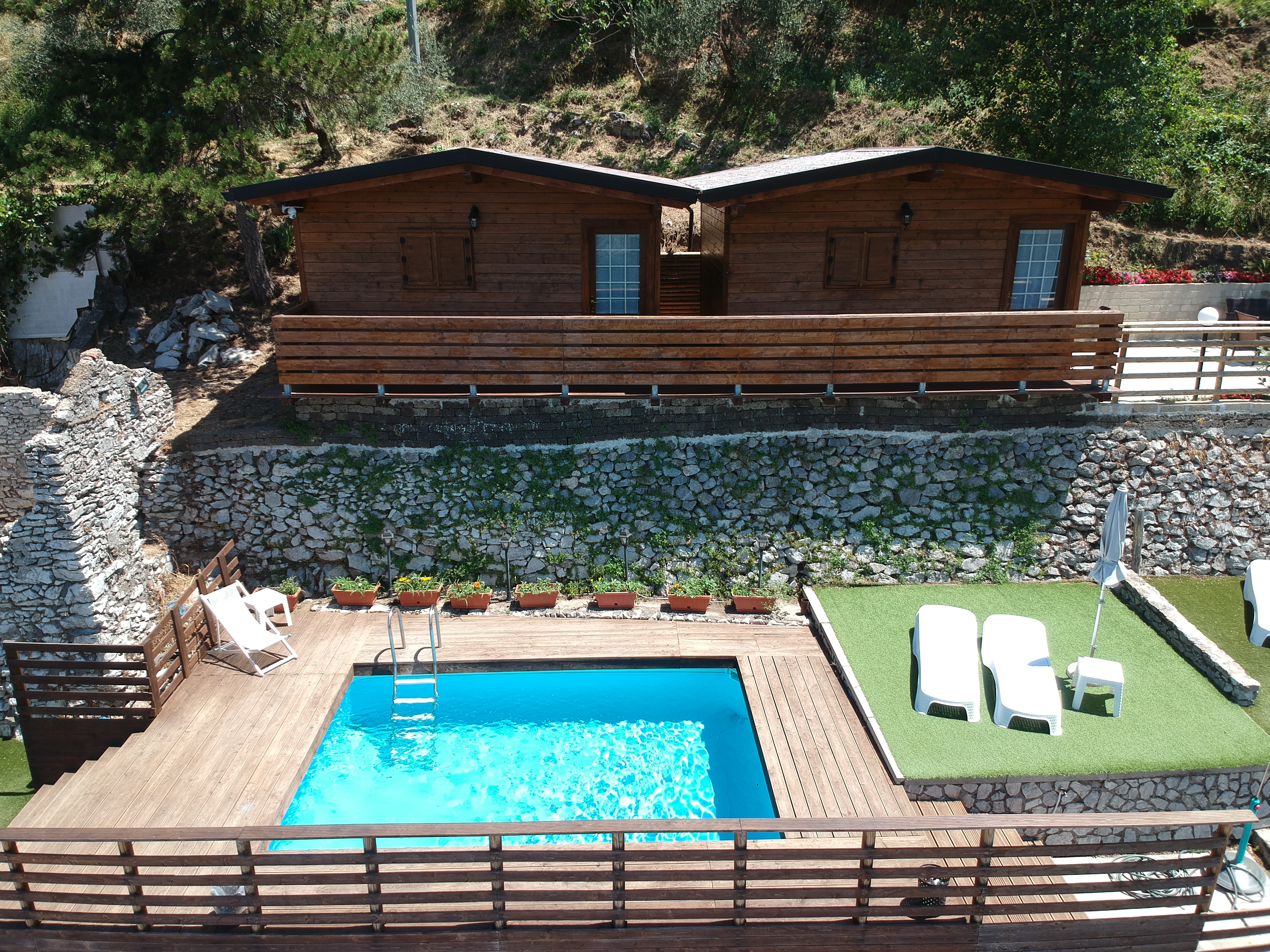 Piscina con solarium e vista sul golfo