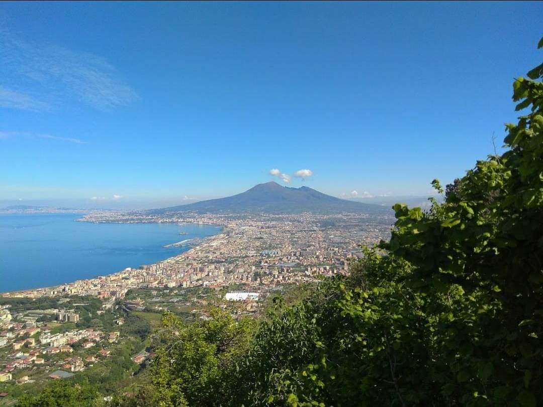 Panorama sul Golfo di Napoli e il Vesuvio